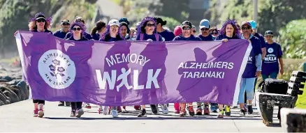  ?? SIMON O’CONNOR/STUFF ?? About 200 people took part in the Alzheimers New Zealand Memory Walk in New Plymouth yesterday.