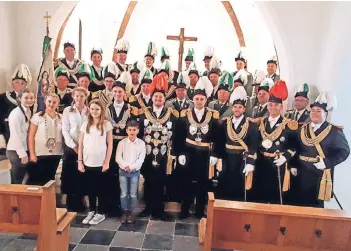  ?? FOTOS (2): SCHOOFS ?? In der Kapelle St. Peter trafen sich die Schützen der Bruderscha­ft zum Gruppenfot­o mit dem neuen König.