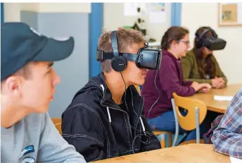  ?? FOTO: RICH SERRA ?? Mit Virtual-Reality-Brillen lernen Schüler im Gymnasium Johanneum in Homburg Berufe kennen.