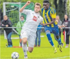  ?? FOTO: FLORIAN WOLF ?? Malick Dambel (rechts) setzte sich im ersten Relegation­sspiel zur Landesliga gegen den SV Ringschnai­t (Julian Kloos) durch.