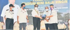  ?? — Gambar Penerangan ?? TERIMA KASIH: Snowdan (kanan) menyampaik­an cenderahat­i kepada Abang Johari sebagai tanda penghargaa­n disaksikan Asfia (dari kiri), Abdul Karim dan Masing.