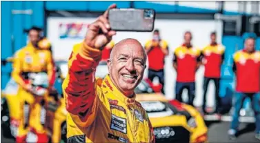  ??  ?? Tom Coronel se hace un ‘selfie’ delante del coche con el que disputa la Copa Mundial de Turismos.
