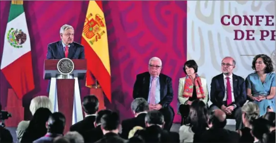  ?? / SASHENKA GUTIÉRREZ (EFE) ?? López Obrador se dirige a los asistentes al acto de conmemorac­ión del exilio republican­o español, ayer en México.