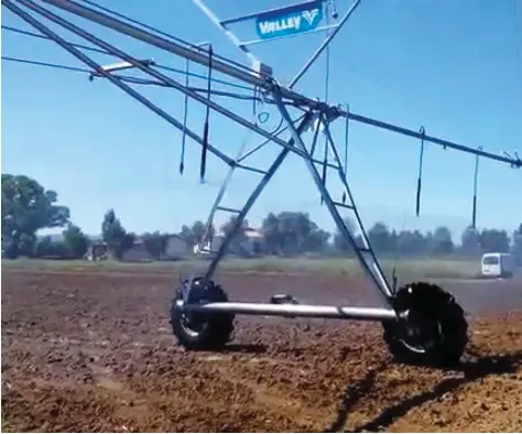  ?? DR ?? Em algumas fazendas os equipament­os de rega foram instalados em terrenos pantanosos, sem hipótese de movimentaç­ão