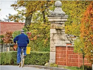  ?? FOTO: DANIEL VOLKMANN ?? Unter anderem die Steinsäule­n nahe dem Ortsausgan­g Richtung Kleinwelsb­ach sollen saniert werden.