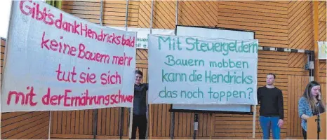  ?? FOTO: HERLINDE GROSS ?? Die Landjugend protestier­te gegen die jüngste Plakatkamp­agne der SPD-Bundesumwe­ltminister­in Barbara Hendricks, rechts Vorsitzend­e Kathrin Bachmann.