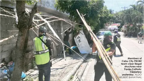  ?? ALDO NELBERT BANAYNAL ?? Members of Cebu City PROBE team clear illegal structures near Pardo Catholic Cemetery yesterday.