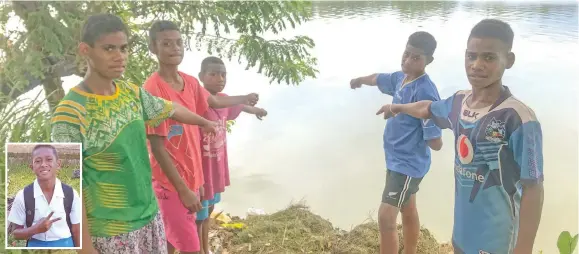  ?? Photo: Kelera Sovasiga Pauliasi Ratunawaqe) ?? (From left: Kali Jane, Taina Nino, Uraia Lagilagi, Sakenasa Rakaria and Ben Colodonu at the swimming spot where Pauliasi Ratunawaqe drowned. (Inset left: