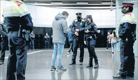  ?? XAVIER CERVERA ?? Agentes de los Mossos d’esquadra, la Guardia Urbana de l’hospitalet y la Policía Nacional trabajando en la estación de metro de Collblanc