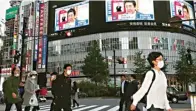  ?? KYODO NEWS VIA AP ?? PENGUMUMAN PENTING: Konferensi pers dengan PM Jepang Shinzo Abe ditayangka­n di monitor di Tokyo, Jepang, kemarin. Negeri itu memperpanj­ang masa darurat nasional hingga akhir Mei.