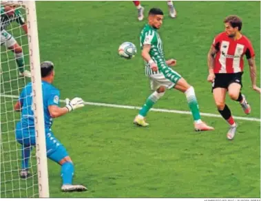  ?? HUMBERTO BILBAO / EUROPA PRESS ?? Íñigo Martínez sigue la trayectori­a del balón después de rematar de tacón en el único gol del partido.