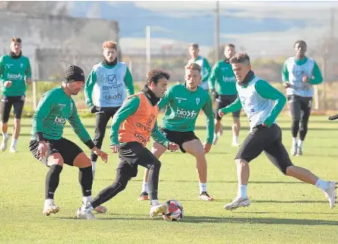  ?? // VALERIO MERINO ?? Los jugadores blanquiver­des durante un entrenamie­nto este curso en la Ciudad Deportiva