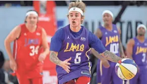  ?? KIRBY LEE/USA TODAY SPORTS ?? Justin Bieber dribbles up court during the NBA All-Star Celebrity Game on Friday night. Bucks co-owner Marc Lasry also was on the Lakers-themed team, which lost, 75-66.