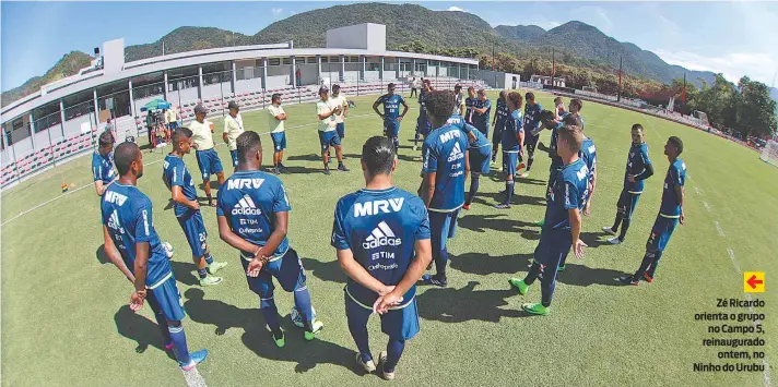  ?? GILVAN DE SOUZA / FLAMENGO ?? Zé Ricardo orienta o grupo no Campo 5, reinaugura­do ontem, no Ninho do Urubu