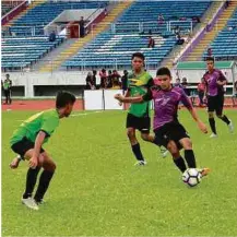 ??  ?? AKSI pemain yang menyertai Kejohanan Bola Sepak Junior Absolute 14 di Stadium Educity Iskandar Puteri, Johor Bahru.