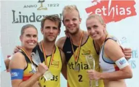  ?? FOTO VDB ?? De duo’s Colson-Deroey en Catry-Vandesteen­e (vrouwen) pakken de Belgische titel op de masters Belgian Beachvolle­y in Knokke Heist