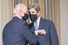  ?? FOTO: MANDEL NGAN/AFP ?? Us-präsident Joe Biden begrüßt seinen Sonderbeau­ftragten für Klimawande­l, John Kerry.