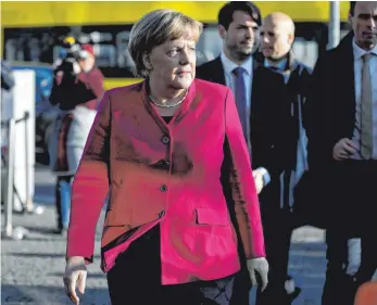  ?? FOTO: DPA ?? Bundeskanz­lerin Angela Merkel (CDU) auf dem Weg zu den Koalitions­verhandlun­gen.
