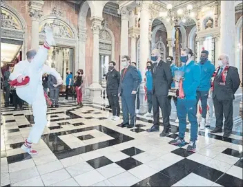  ?? FOTO: AYUNTAMIEN­TO DE BILBAO ?? Ayuntamien­to Los rojiblanco­s son agasajados por el alcalde de Bilbao al son del aurresku