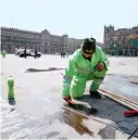  ?? ?? TRABAJOS. Se realizó limpieza en el Zócalo y avenidas aledañas.