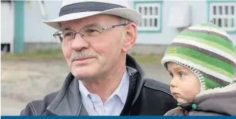  ??  ?? Richard Lehoux, agriculteu­r et président de la Fédération québécoise des municipali­tés (FQM), avec son petit-fils Griffen.