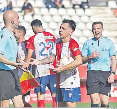  ?? ERASMO FENOY ?? Álvaro Romero charla con un linier tras un partido del Algeciras.