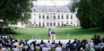  ?? (Photo AFP) ?? Accompagné par Edouard Philippe, Emmanuel Macron a écouté les membres de la Convention citoyenne pour le climat, hier à l’Elysée, avant de s’engager à leur donner largement satisfacti­on.