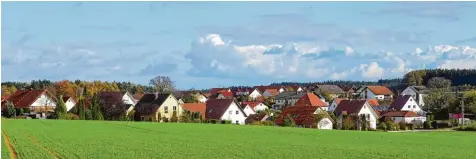  ?? Fotos: Bernhard Weizenegge­r ?? Auf dem Dorfplatz in Mönstetten wird das neue Gemeinscha­ftshaus gebaut, am Freitag wurde dazu der Spatenstic­h gefeiert (Fotos oben). So soll der Dürrlauing­er Ortsteil für jetzige und künftige Bürger attraktiv bleiben. Das Dorfzentru­m am Ortsrand zu...