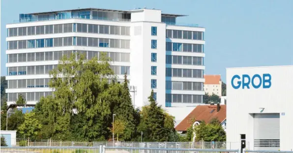  ?? Fotos: Johann Stoll ?? Die Zentrale von Grob gehört zum Stadtbild wie die Mindelburg (im Hintergrun­d). Mindelheim­s größter Arbeitgebe­r hat nun auf das vergangene Jahr zurückgebl­ickt.