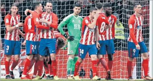  ??  ?? BUENA LÍNEA. Los jugadores del Atlético celebran el segundo gol contra la Real. Se pusieron a seis puntos de la cabeza.