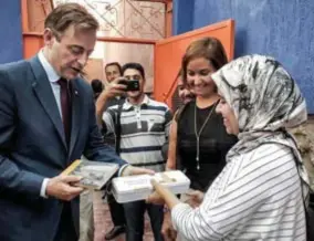  ?? FOTO KVH ?? Bart De Wever en Nabilla Ait Daoud geven de Marokkaans­e organisati­es in Berkane Antwerpse handjes cadeau.