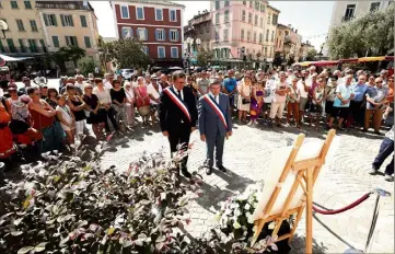  ?? (Photos Valérie Le Parc) ?? Le maire d’Ollioules (à droite), accompagné de son homologue de Vesoul, ville dont Catherine Santos était originaire. Lors de la cérémonie, la vie s’est arrêtée au coeur du village provençal.