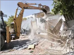  ?? PICTURE BRUCE SUTHERLAND ?? Structures are torn down at 114 Military Road, Steenberg. A judge ruled against the city’s eviction plans and granted the Samuels family a 30-day reprieve.