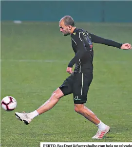  ??  ?? PERTO. Bas Dost já faz trabalho com bola no relvado