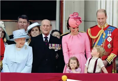  ??  ?? Insieme La famiglia reale britannica, ieri, a Buckingham Palace. Da sinistra, la regina Elisabetta e il consorte, il principe Filippo, Kate, duchessa di Cambridge, con i figli Charlotte e George, e il principe William, suo marito, secondo in linea di...