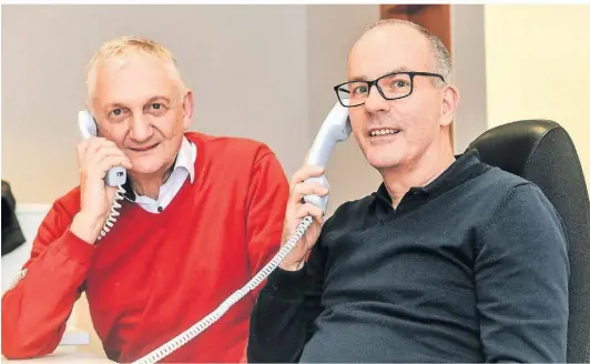  ?? RP-FOTO: EVERS ?? Die Chefärzte Paul-Georg Behler (links) und Norbert Bayer während der Telefonspr­echstunde bei der
RP.