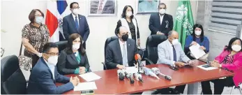  ??  ?? Legislador­es de la Fuerza del Pueblo en rueda de prensa.