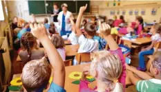  ?? Foto: Hendrik Schmidt, dpa ?? In Senden-Ay und Weißenhorn gibt es ab dem kommenden Schuljahr Kombiklass­en. Die Eltern stehen dem skeptisch gegenüber.