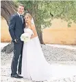  ??  ?? Mit Olivenbaum und ohne Krücken: Hochzeitsb­ild Nummer zwei.
