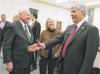  ??  ?? U. S. Rep. Vern Ehlers, joins other members of the Michigan congressio­nal delegation meeting with Michigan Gov.- elect Rick Snyder ( right) on Dec. 1, 2010.
| MANUEL BALCE CENETA/ AP