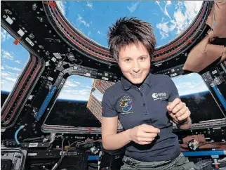  ?? EL PAÍS ?? Experienci­a. La astronauta italiana Samantha Cristofore­tti en la Estación Espacial Internacio­nal.