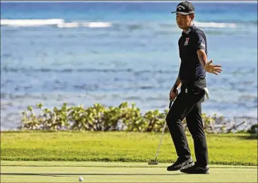  ?? MARCO GARCIA/AP ?? Kevin Na reacts to his putt on the green at No. 17 during the third round Saturday at the Sony Open in Honolulu. On Sunday, Na came from behind to win the tournament, finishing with a 5-under 65.