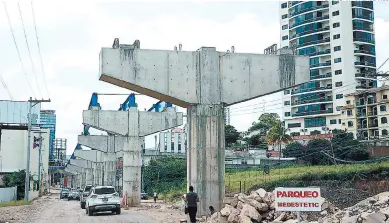  ?? FOTO: JOHNY MAGALLANES ?? La vía rápida que se construye en el bulevar San Juan Bosco es uno de los proyectos que se siguen ejecutando en la capital.