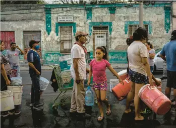  ?? CESAR RODRIGUEZ/THE NEW YORK TIMES ?? Residents line up to fill their containers with water on June 21 in Monterrey, the second largest city in Mexico. The government delivers water daily to 400 neighborho­ods in Monterrey, a major economic hub.