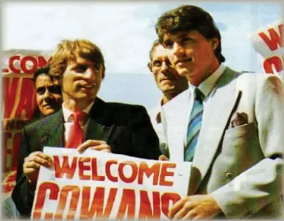  ?? ?? Heroes’ welcome: Gordon Cowans (left) and Paul Rideout arrive in Italy after signing for Bari