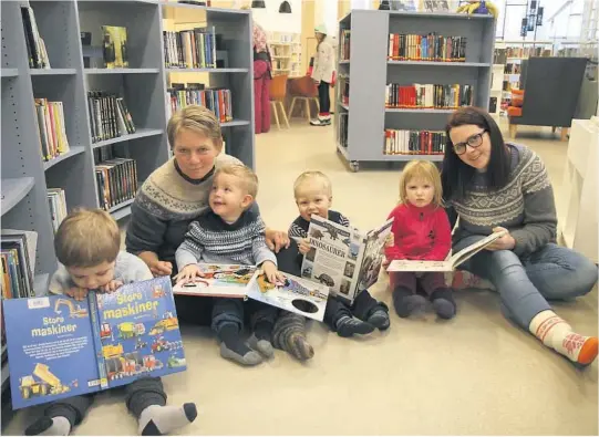  ?? ALLE FOTO: HALVOR ULVENES ?? PÅ BESØK: Mathias Eidal Rue (f.v.), Heine Råmundal Skjerve, Sigve Aafløy Bredesen og Gunhild Bjørge med barne- og ungdomsarb­eidar Jorunn Manheim Torjussen og praktikant Guro Flatland frå Seljord barnehage er på besøk på biblioteke­t.