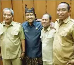  ?? KHOIRUN NASIRIN FOR JAWA POS ?? MEWAKILI KOTA DELTA: Dari kiri, Heru Sulthon, Wakil Gubernur Jatim Saifullah Yusuf, Khoirun Nasirin, dan Asri Samsul berkoordin­asi sebelum pergi ke Jakarta.