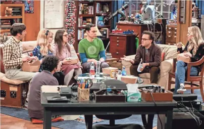  ?? MICHAEL YARISH/WARNER BROS. ?? “Big Bang” friends: Howard (Simon Helberg), left, Raj (Kunal Nayyar), seated on floor, Bernadette (Melissa Rauch), Amy (Mayim Bialik), Sheldon (Jim Parsons), Leonard (Johnny Galecki) and Penny (Kaley Cuoco).