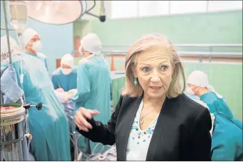  ?? Picture: AFP ?? MILESTONE: Dene Friedmann, who was a trainee nurse at the world’s first heart transplant, gestures as she stands among silicon mannequins representi­ng Professor Christiaan Barnard with doctors, nurses and staff – and some of the original equipment on...