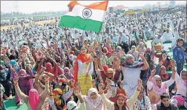  ?? MANOJ DHAKA/HT ?? Women protesters waving Tricolour; and (right) AIJASS president Yashpal Malik addressing a gathering of supporters during Jat Balidan Divas in Jassia in Rohtak on Sunday.